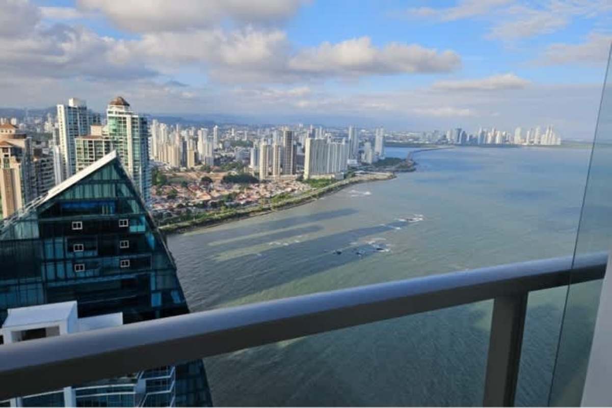 High-floor balcony with panoramic Pacific Ocean and Panama City views in luxury PH TOC Punta Pacifica