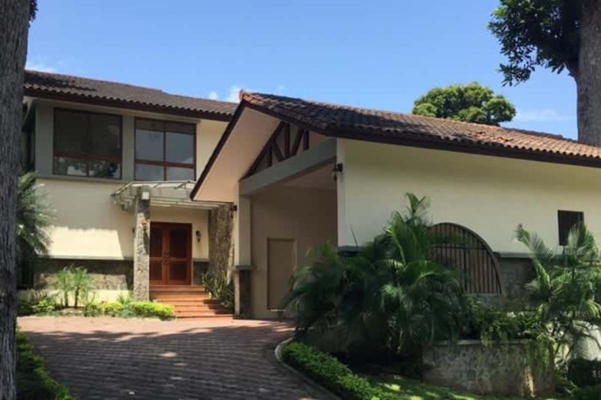 Large living room with windows and tile floor house for rent in Residencial Camino de Cruces Clayton Panama City