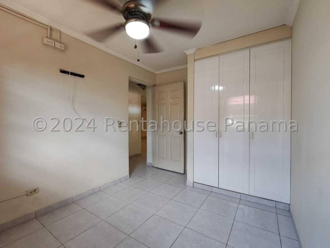 Bedroom with closet, neutral walls, ceiling fan in duplex house Villa Zaita Panama