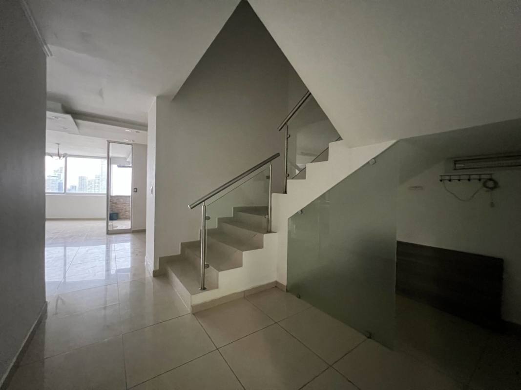 Covered balcony with panoramic Pacific Ocean view in PH Sky Tower Avenida Balboa Panama