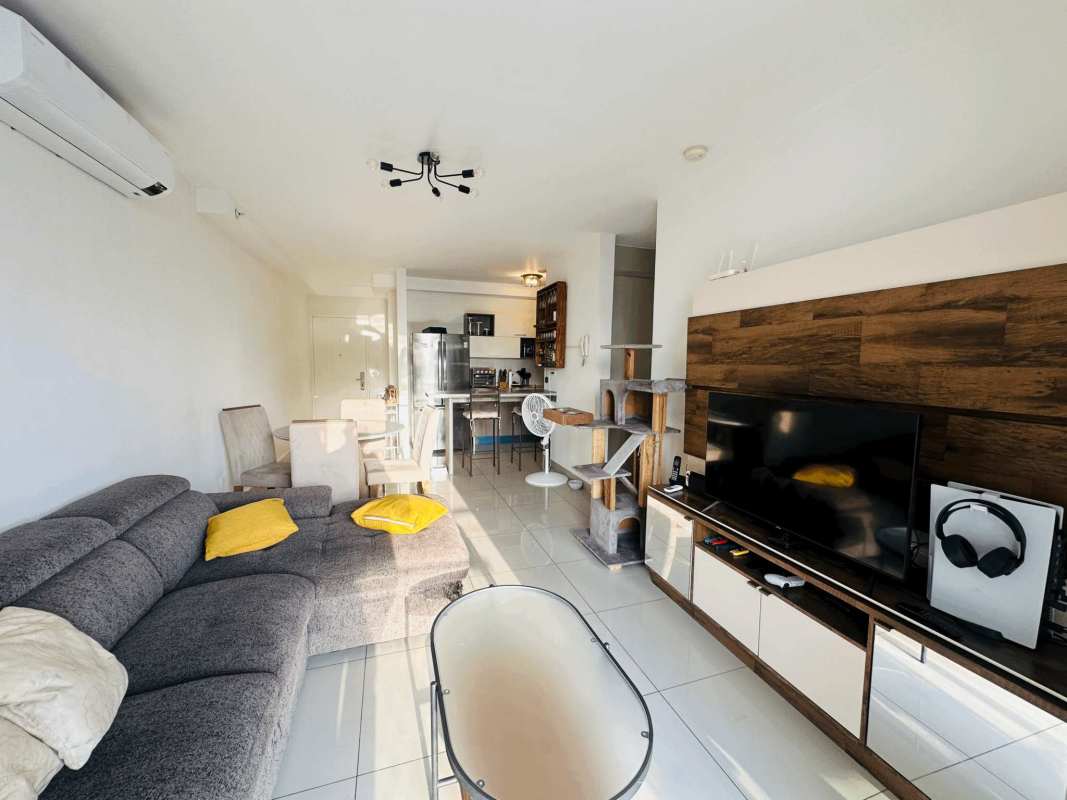 Kitchen with granite countertops, dual sink, modern cabinets in PH Torre Delta Vista Hermosa