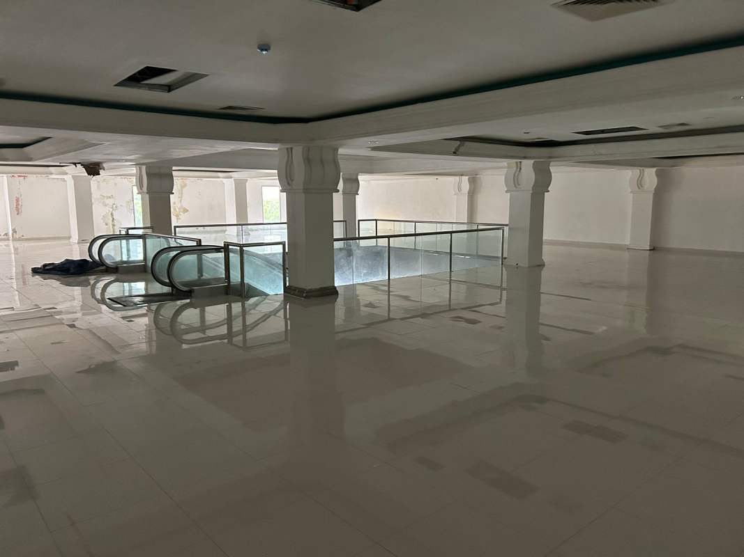 Empty commercial space with tiled floors and window frontage Plaza Garbo El Dorado