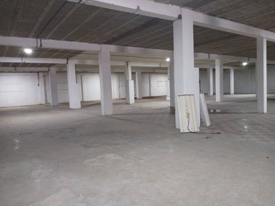 Spacious empty warehouse commercial space with support columns high ceilings Panama