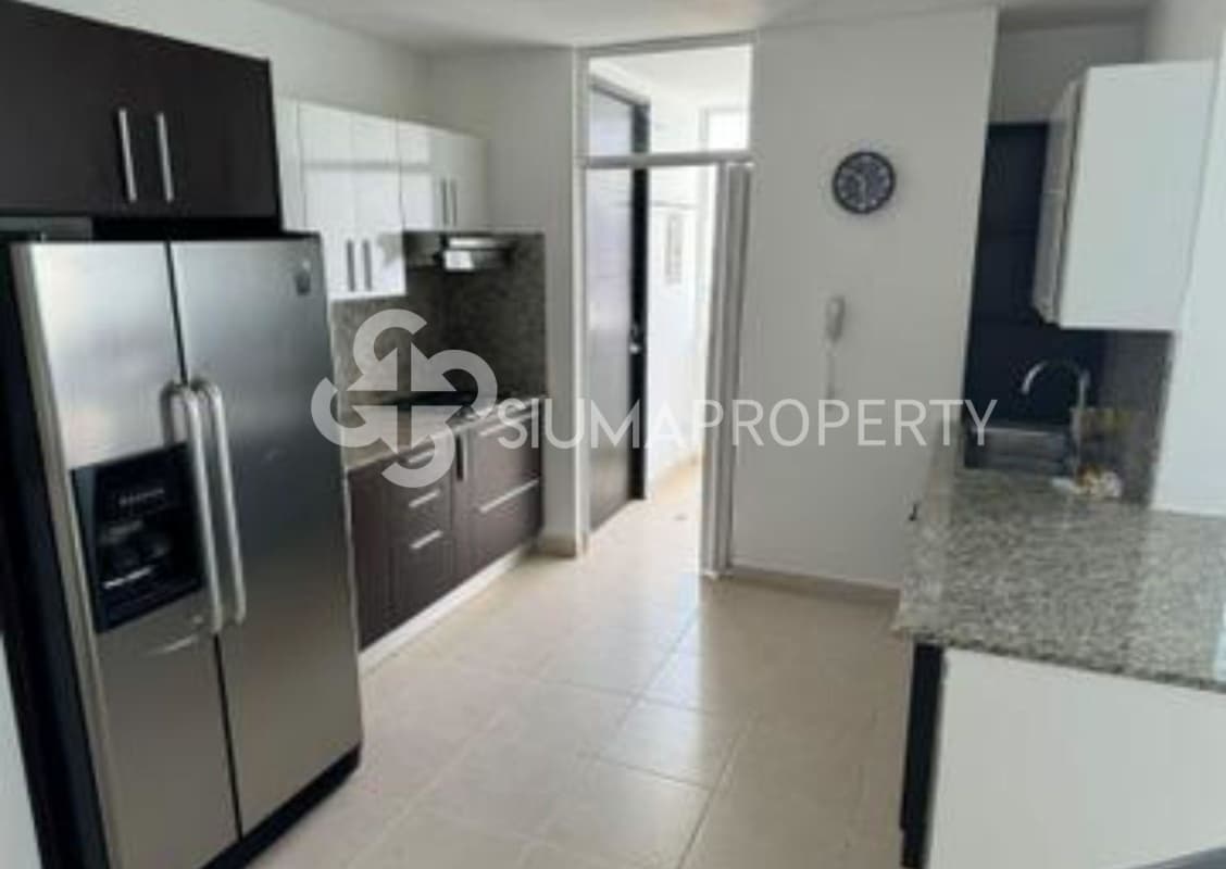 Modern hallway with ceiling fan, wall art and railing in PH Concept Obarrio Panama
