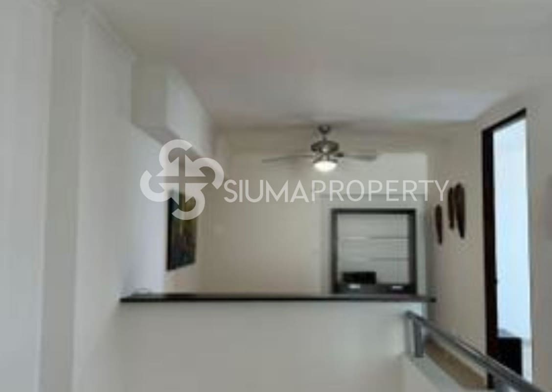 Modern kitchen area with breakfast bar and dining space in PH Concept Obarrio