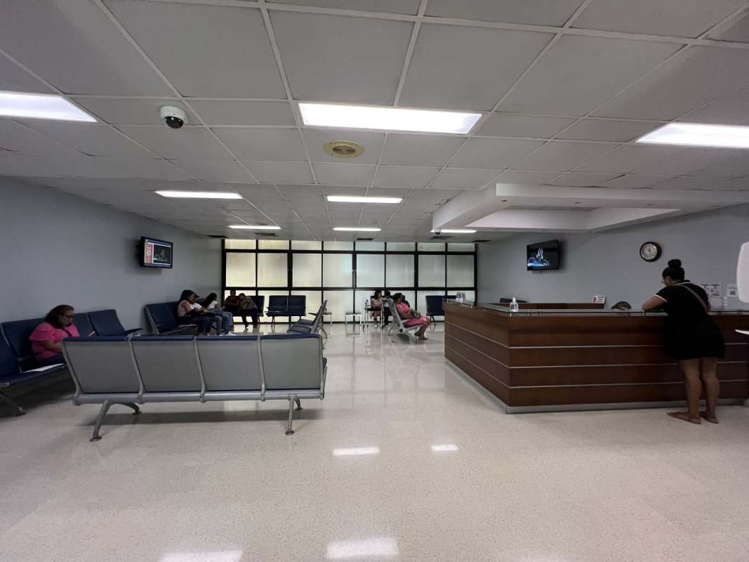 Reception desk with chairs and waiting area at Consultorios Médicos Paitilla in Punta Paitilla