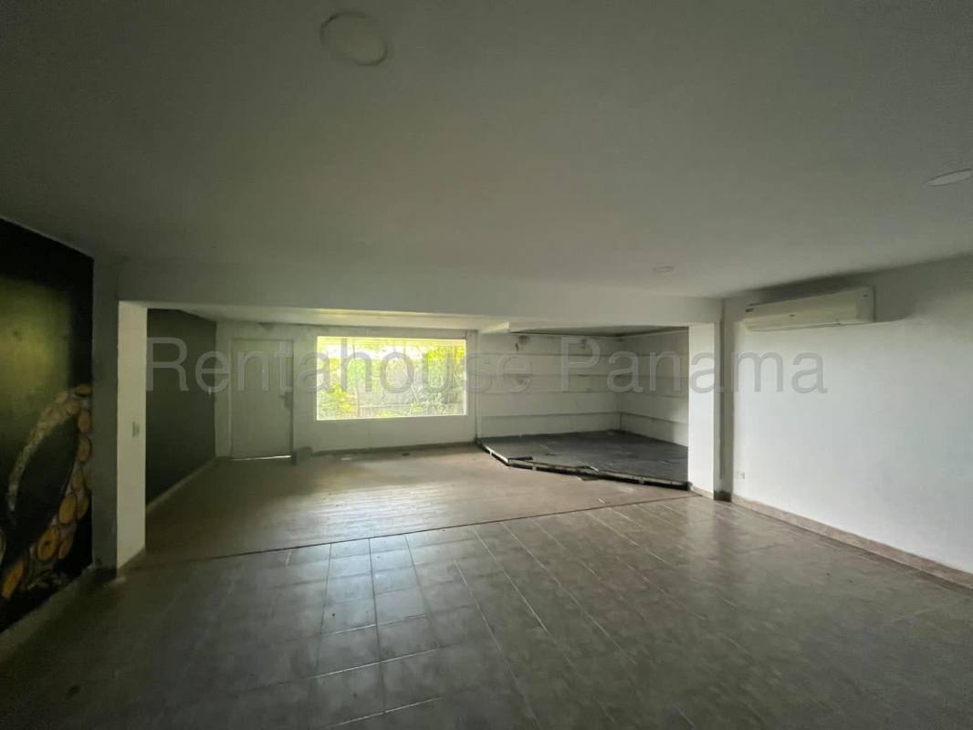 Large living room featuring AC, large window, tiled floors in Limajo Altos de Panamá