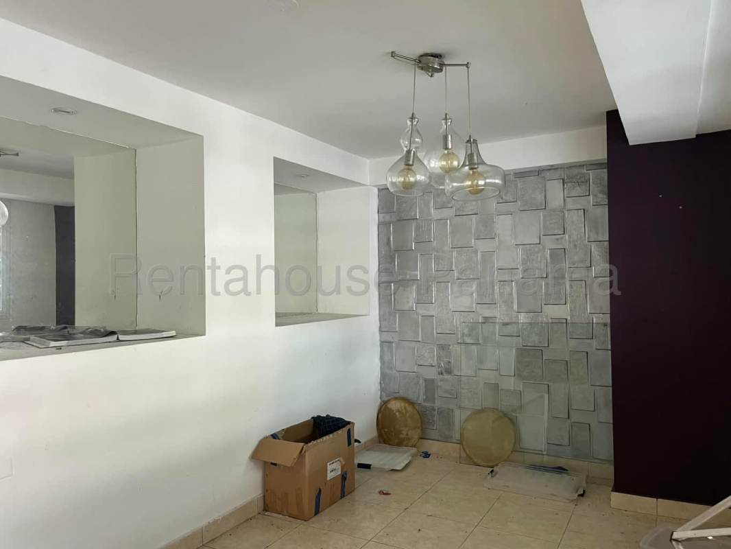 Bright bedroom with tile floor, AC, closet, large window in Limajo Altos de Panamá