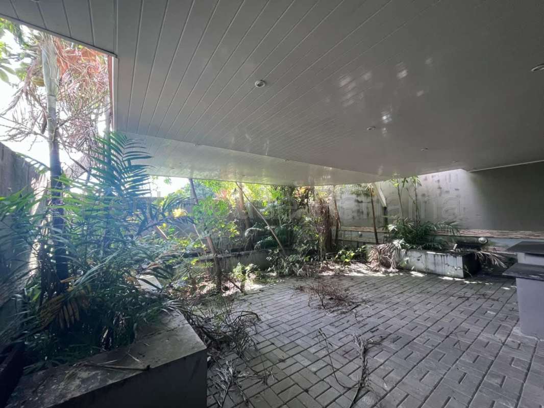 Covered patio with tropical plants and brick pavers Limajo Panama City