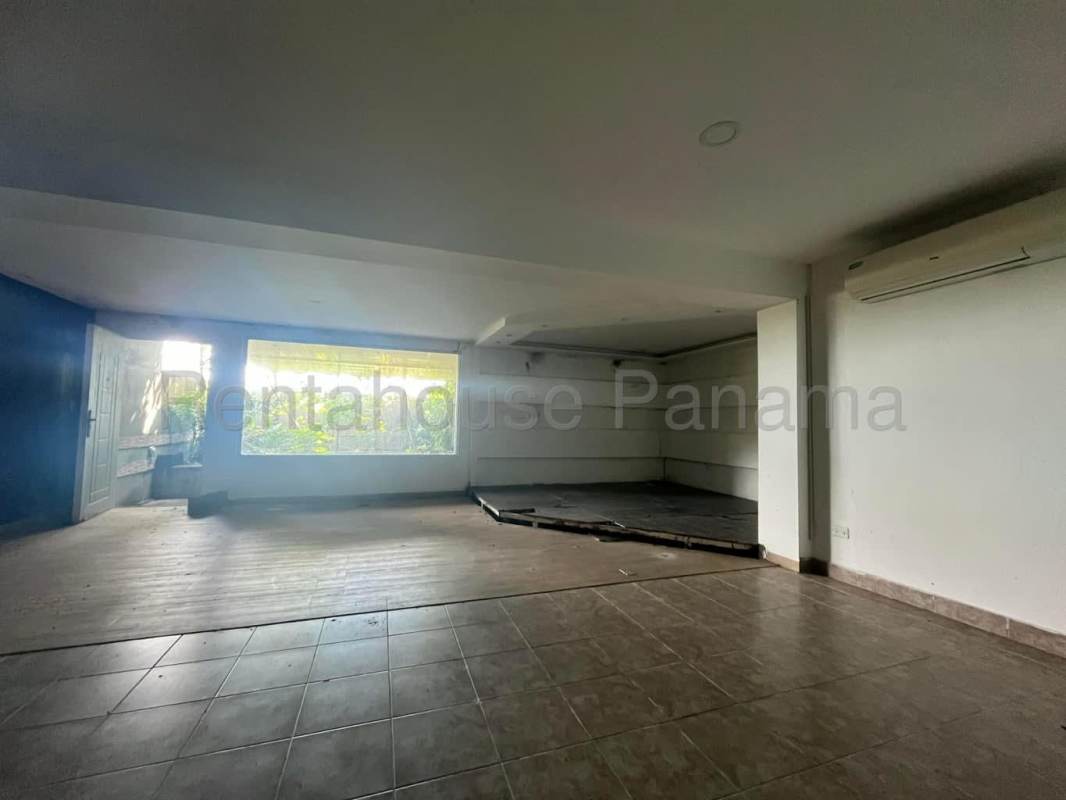 Large room with split AC, tile and wood floors in Limajo Panama