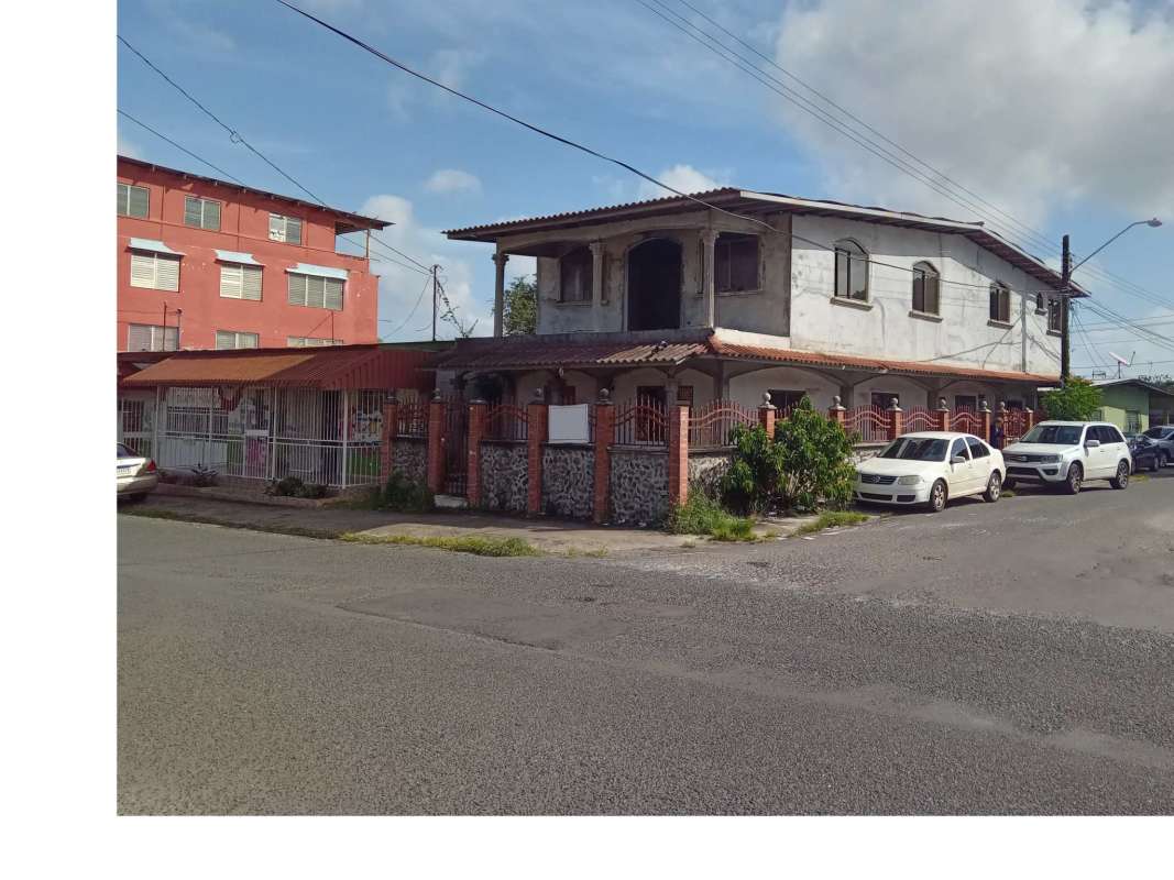 Corner house with two floors, tiled roof, fenced wall, La Chorrera urban neighborhood