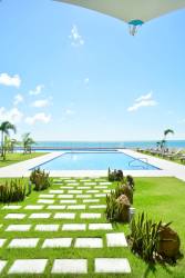 Spacious living room with panoramic ocean view and glass doors PH Royal Palm Panama