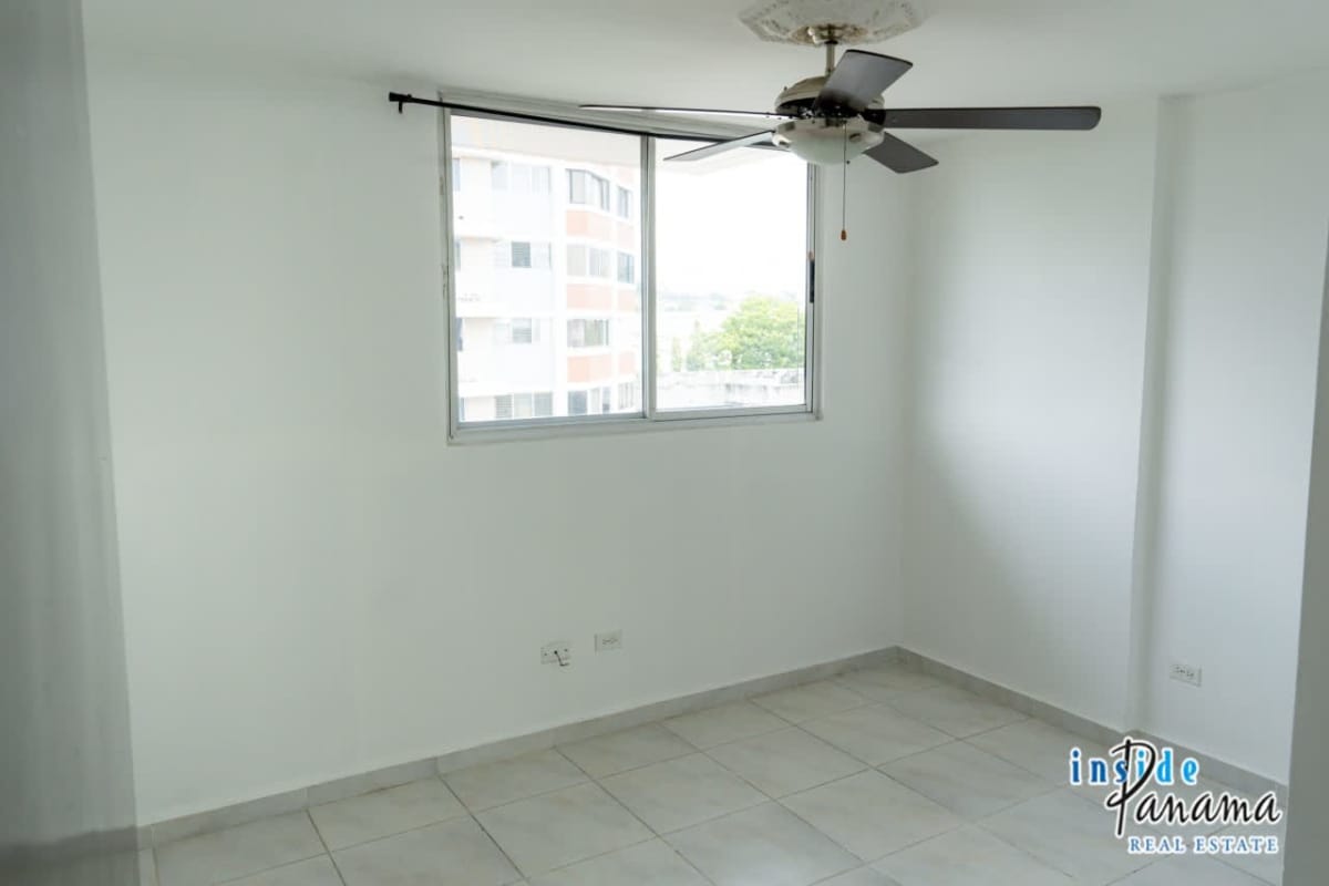 Secondary bedroom with fan, closet, window view PH Llano Bonito Panama