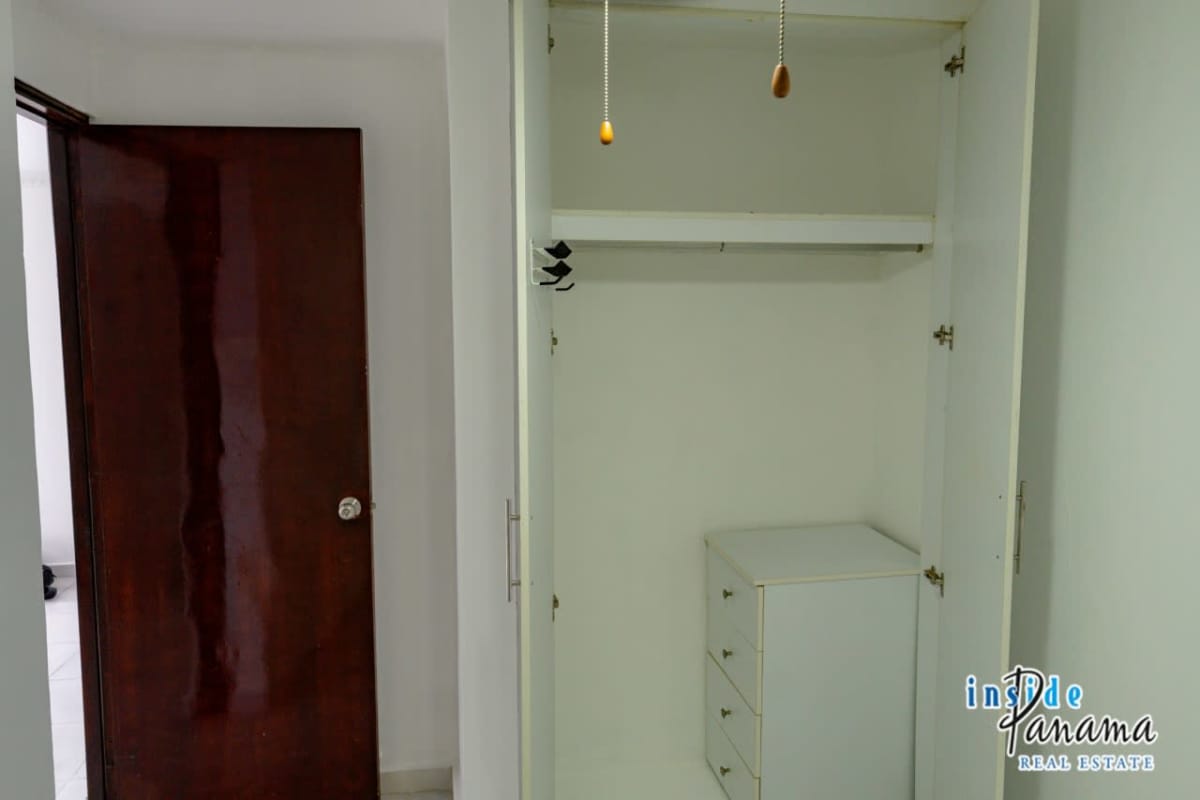 Spacious living area with ceiling fan, AC, open layout in PH Llano Bonito