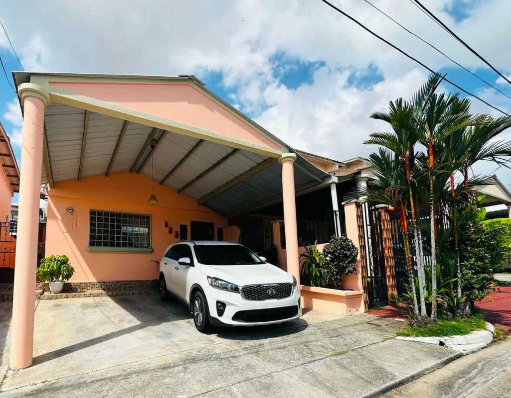 Spacious master bedroom with ceiling fan, AC and natural light in Cerro Viento Panama