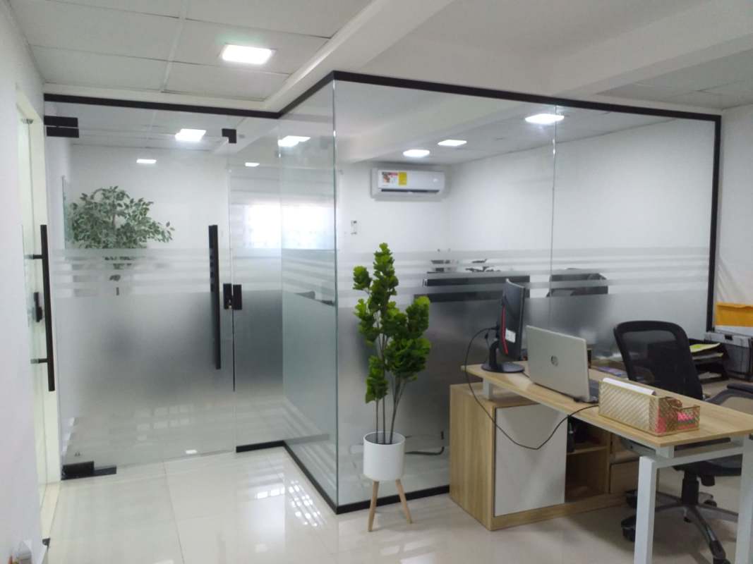 Office with glass walls, AC, desks, commercial building Betania