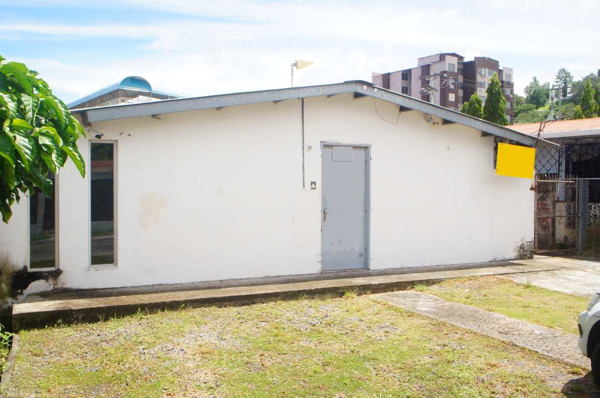 Parking access and front yard commercial property Betania Panama