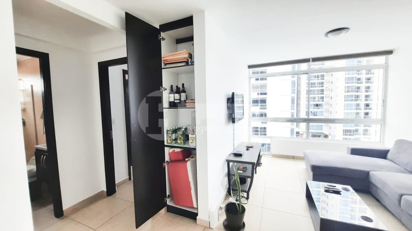 Contemporary kitchen with granite countertops stainless appliances breakfast bar PH Vista Park San Francisco Panama