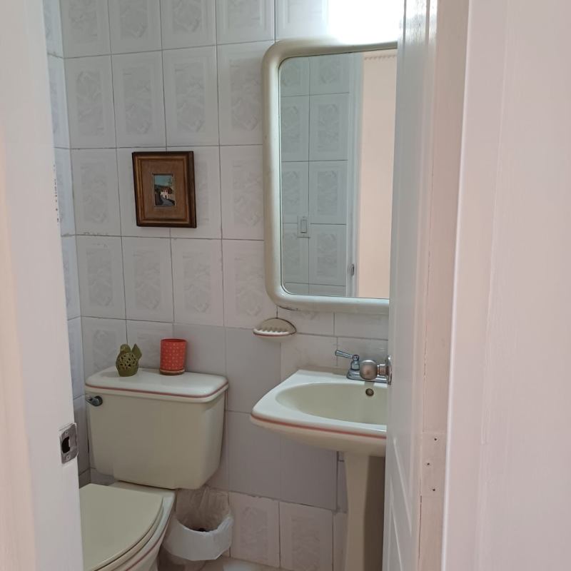 Traditional bathroom with tiled shower, pedestal sink in ocean view apartment Grand View Tower Panama City