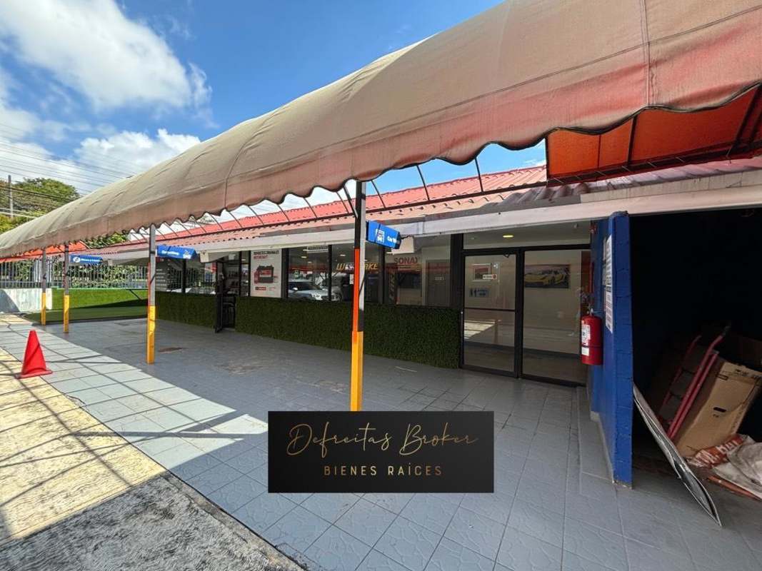 Customer reception and sales showroom in auto workshop in San Francisco Panama City for sale