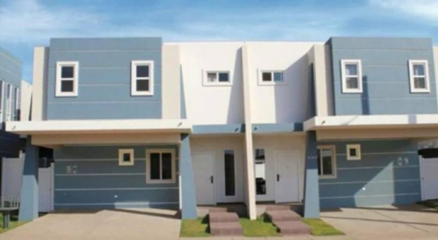 Modern duplex house garden carport PH Alpes Paseo del Norte Brisas del Golf Panama