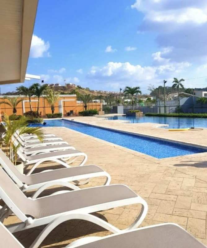 Outdoor pool area with lounge chairs palm trees PH Alpes Brisas del Golf Panama