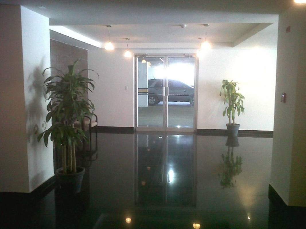 Open kitchen with breakfast counter in apartment PH Splendor near Parque Omar Panama