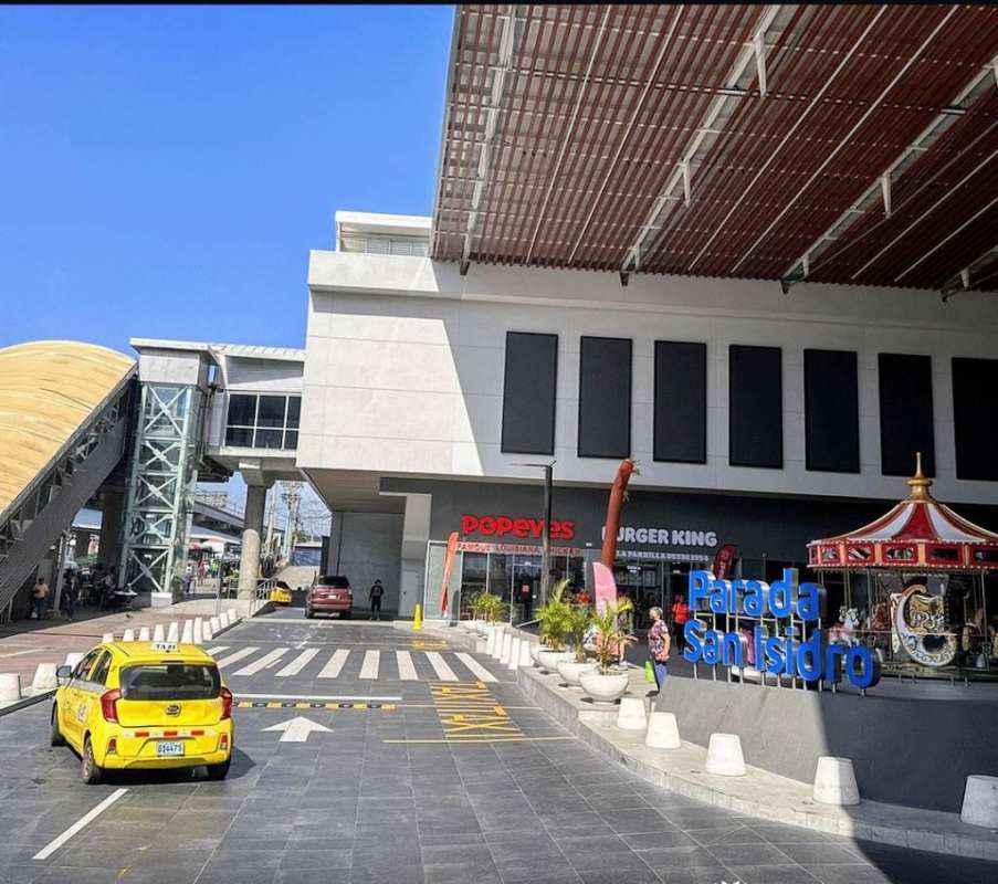 Modern shopping mall entrance with food court access at San Isidro Plaza Metro Panama