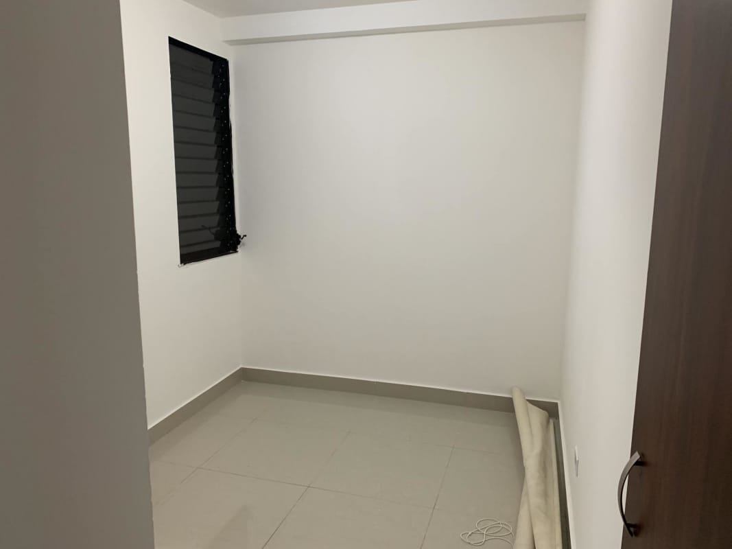 Minimalist small room with window and tiled floor in PH Royal Princess Punta Paitilla