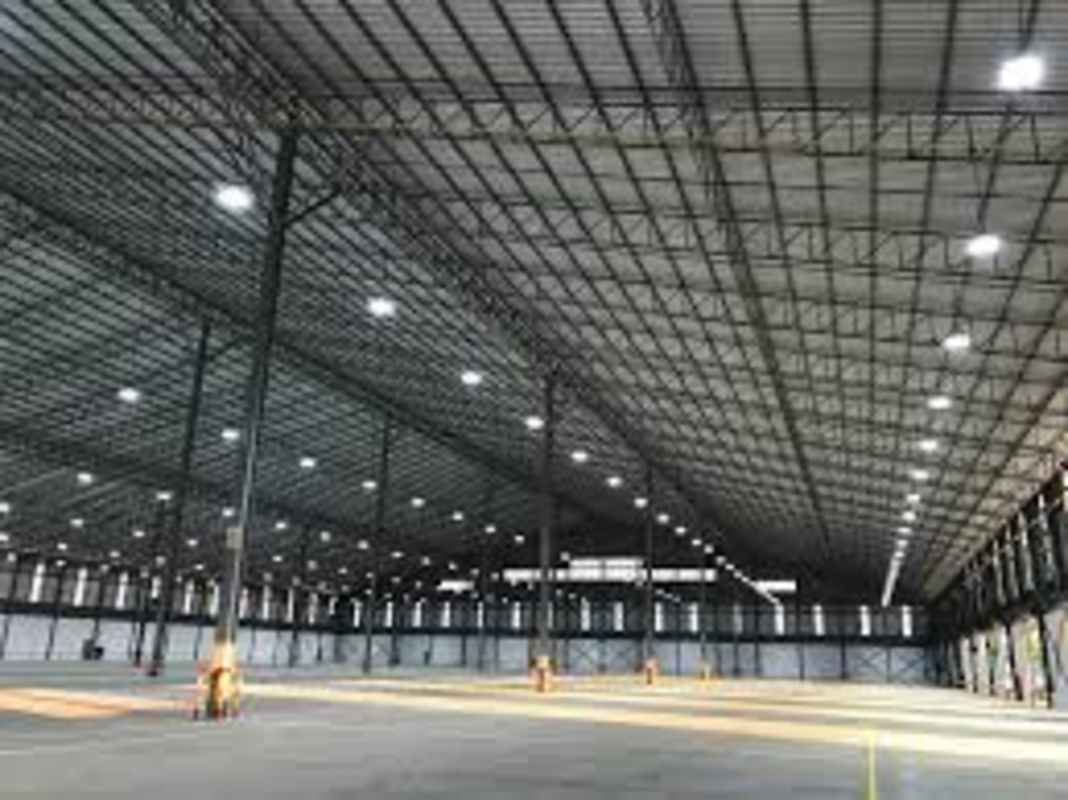 Interior of warehouse with concrete floors and stacked pallets in Parque Industrial Juan Díaz Panama