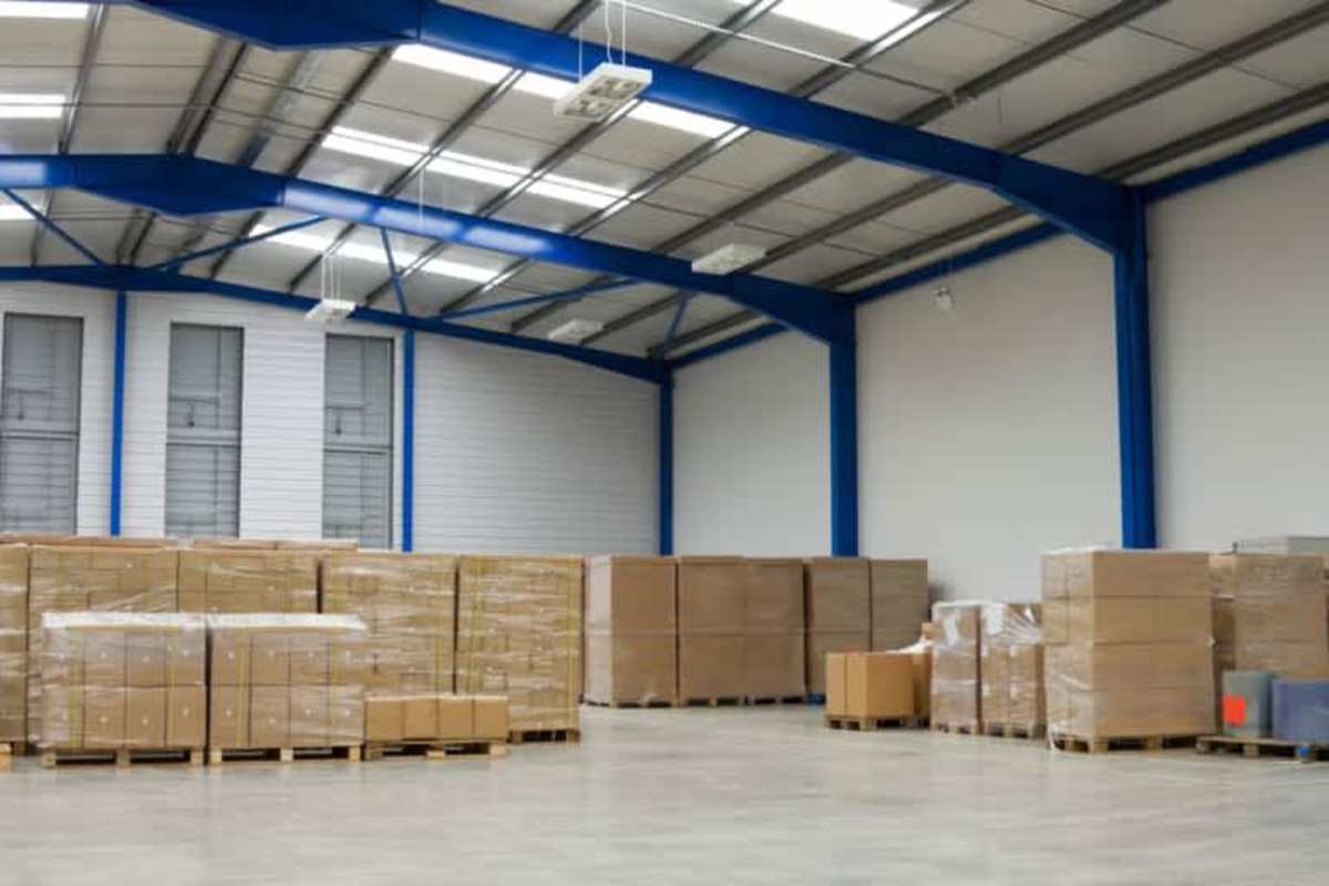 Empty commercial warehouse with metal beams and concrete floors at Parque Industrial Juan Díaz Panama