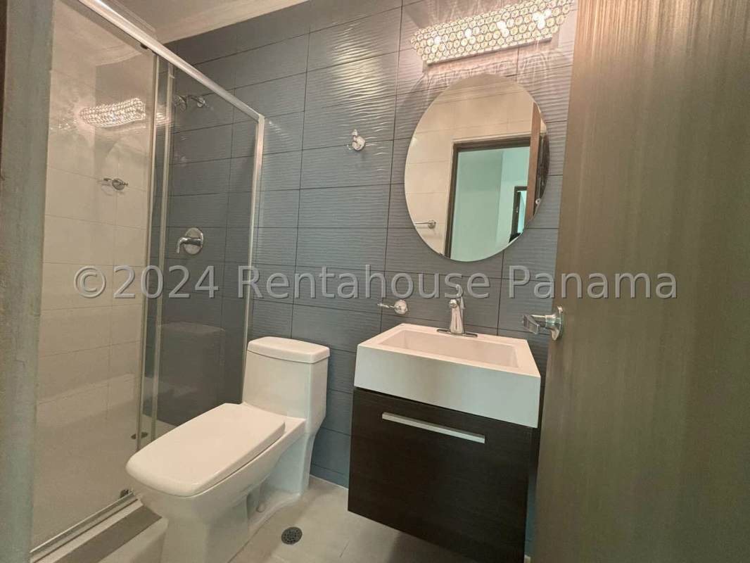 Kitchen with granite countertops, appliances, open concept design PH Metropolitan Park Panama City