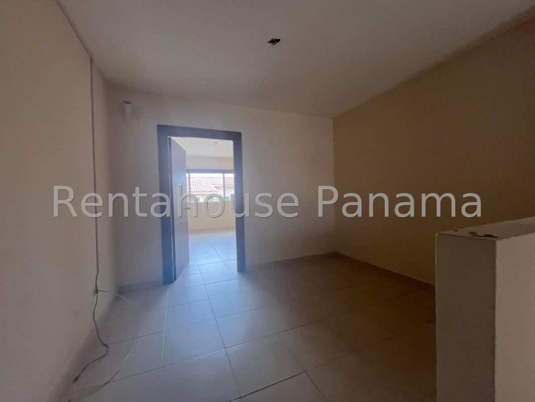 Bedroom with large windows and built-in wardrobe in Villa Tivoli Brisas del Golf