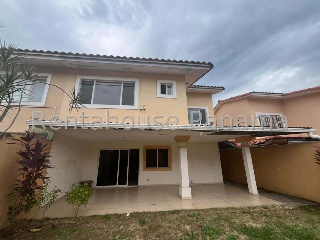 Covered patio with garden area Villa Tivoli Brisas del Golf Panama