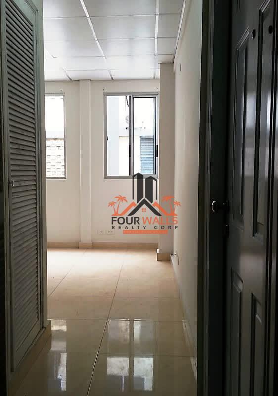 Infinity rooftop pool with city skyline panorama in PH Cosmopolitan Tower Obarrio