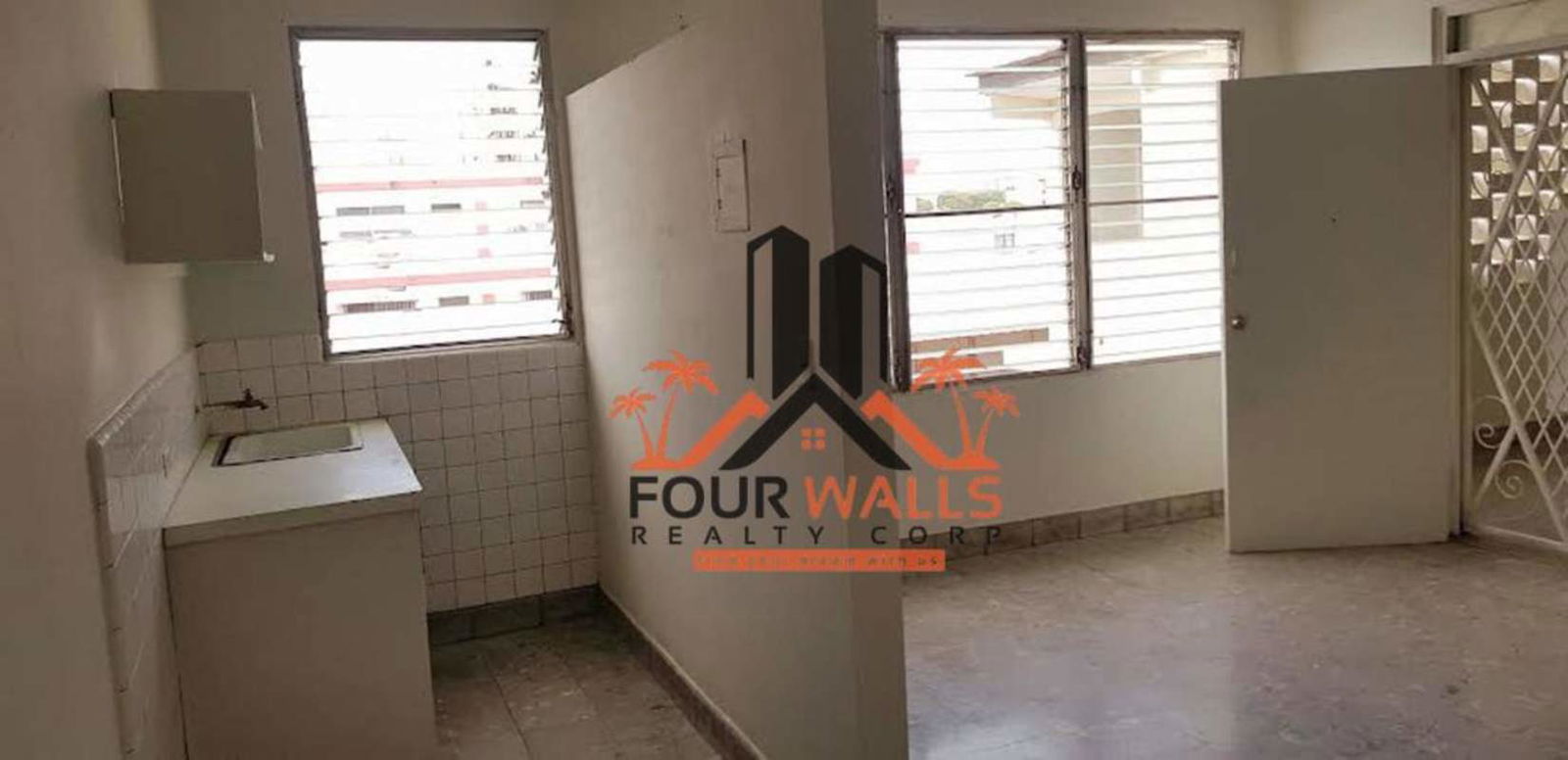 Modern bathroom with walk-in shower in PH Cosmopolitan Tower Obarrio Panama