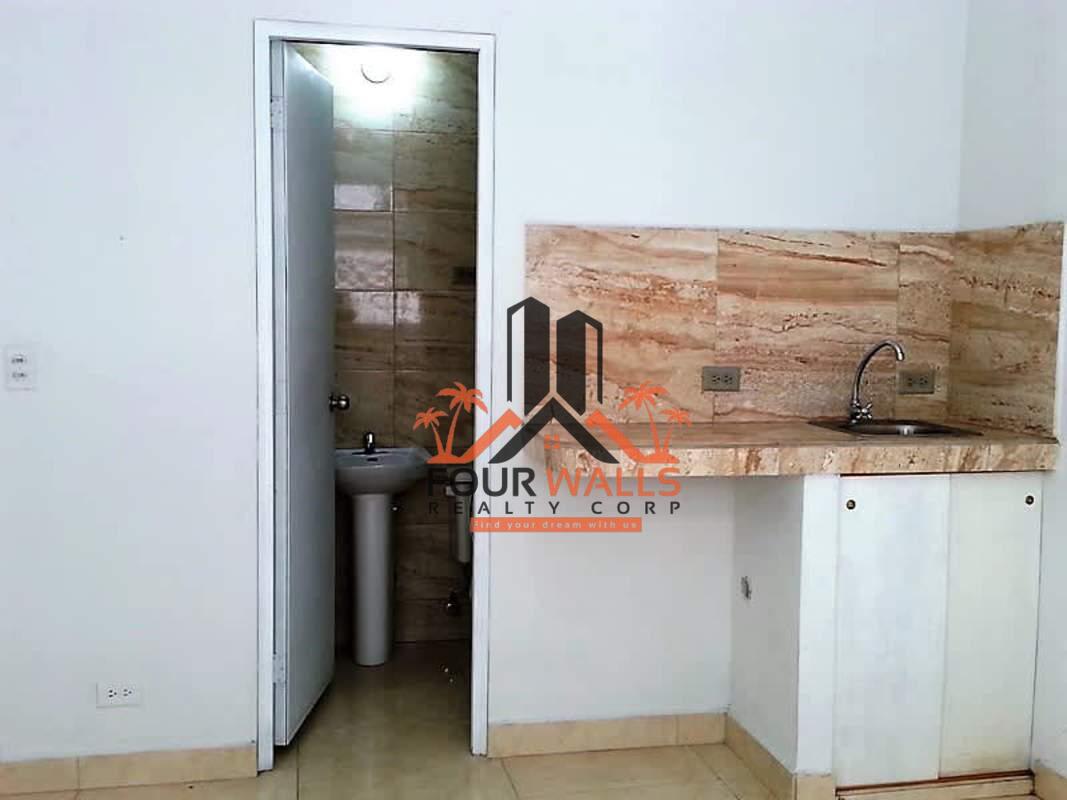 Spacious bedroom with walk-in closet and city views at PH Cosmopolitan Tower Obarrio Panama