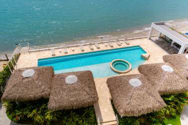 Living dining room with sliding doors to beachfront terrace in PH La Ensenada Playa Farallón