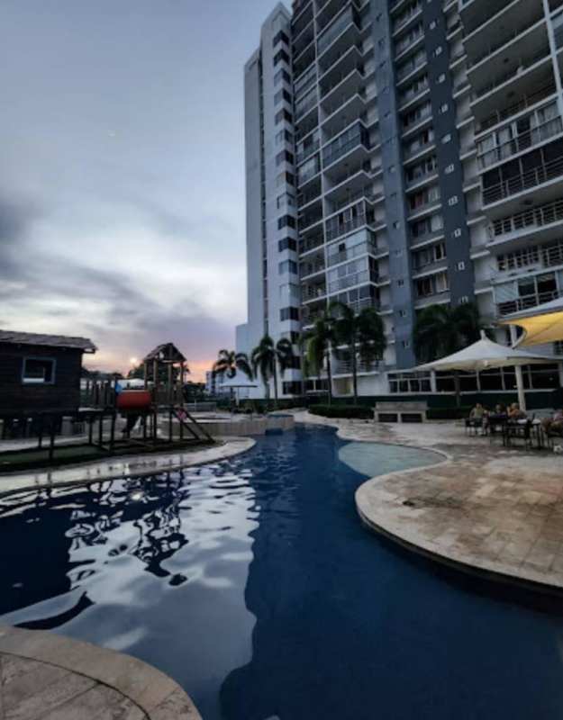 Outdoor amenities pool, jacuzzi, playground PH Cosmopolitan Tower Panama City