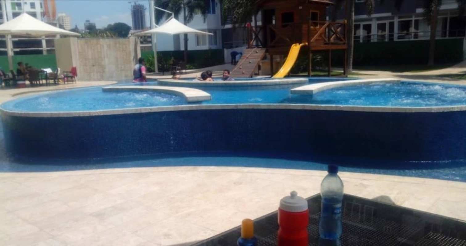 Pool with jacuzzi children playground PH Cosmopolitan Tower Panama City