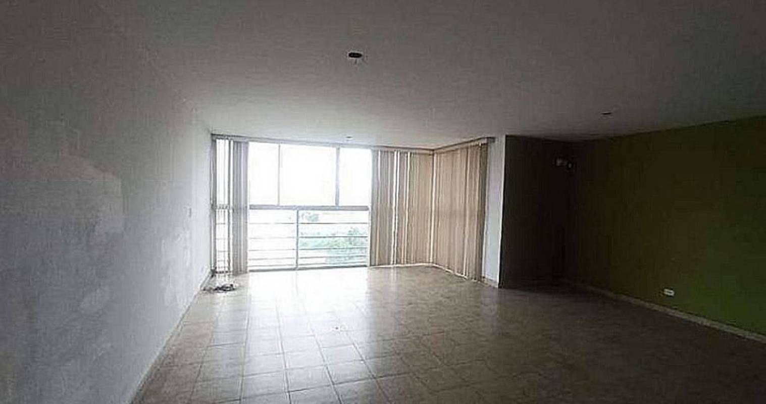 Living room large window blinds tile flooring PH Cosmopolitan Tower Panama