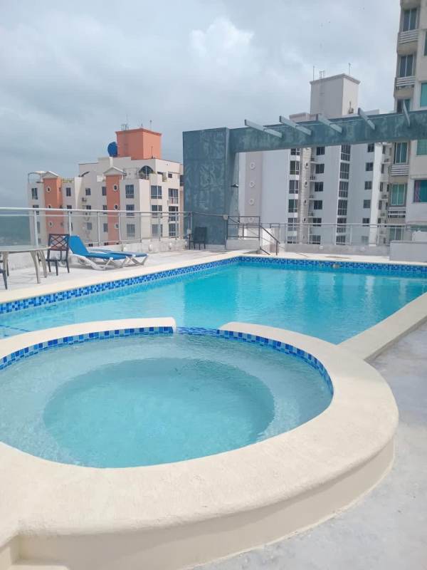 Rooftop swimming pool with jacuzzi and city views PH Dos Mares Panama
