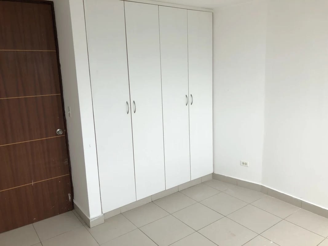 Bright secondary bedroom with large window and tiled floors in PH Central Park Panama City