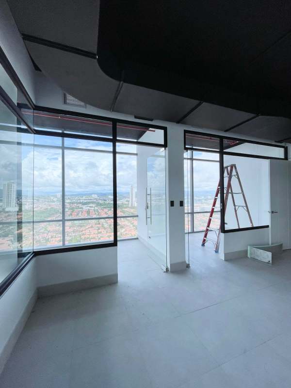 Private offices with floor-to-ceiling glass walls and panoramic views in Prime Tower Costa del Este
