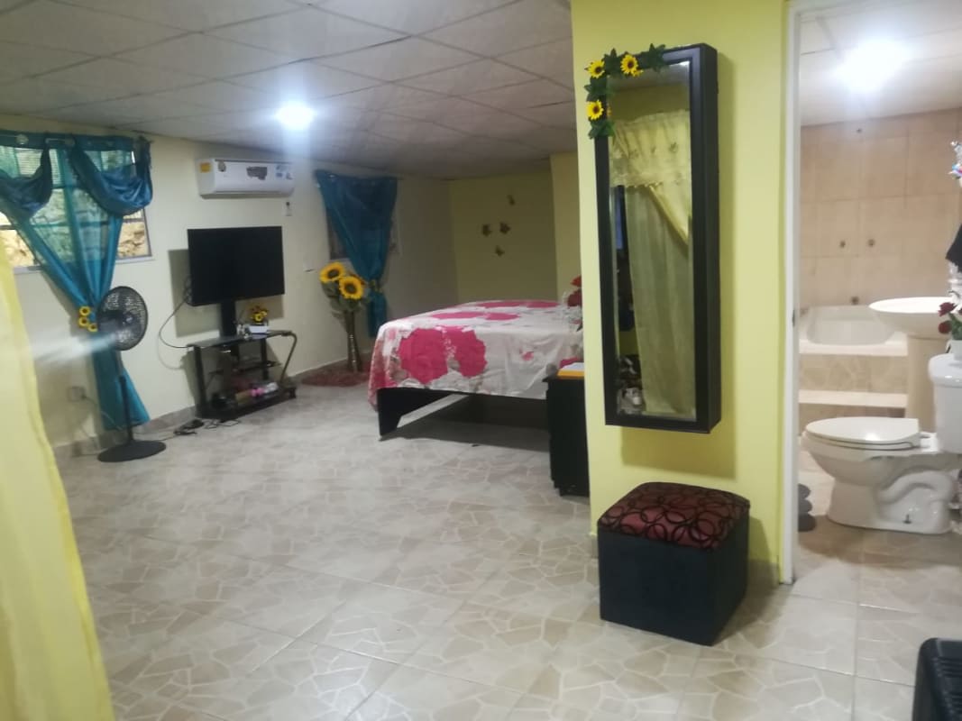 Interior rooms with tiled floor suitable for office or warehouse in Rio Abajo Panama City