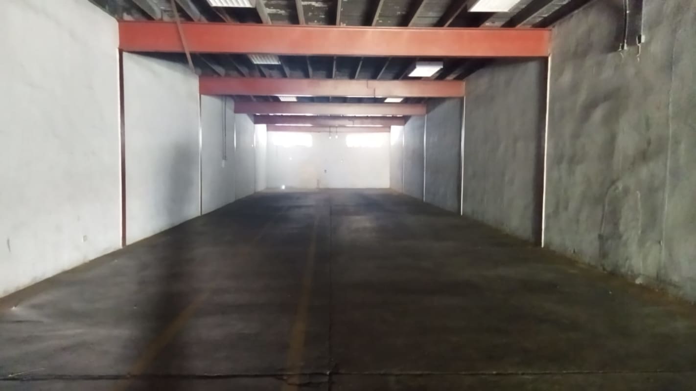Entry interior garage space in industrial warehouse Panama City Juan Díaz