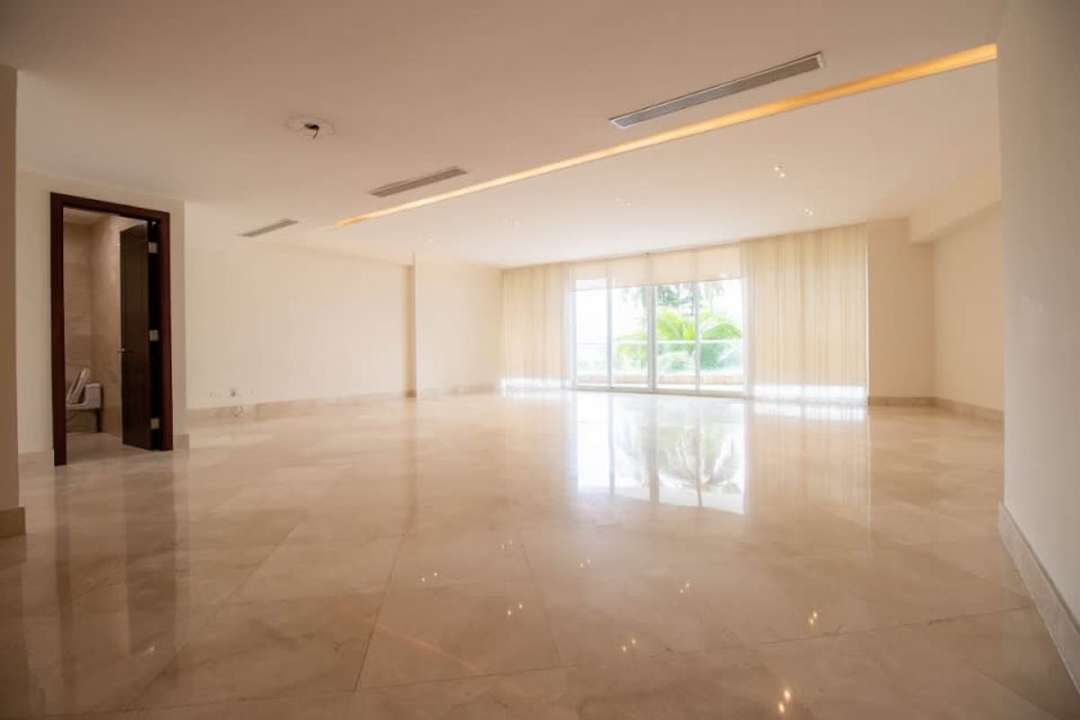 Luxurious lobby entrance with designer decor at PH Miradores at The Point in Punta Paitilla