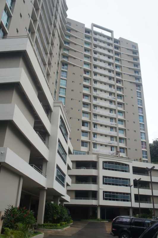 Rooftop swimming pool with city skyline view at PH El Dorado Park Tower Carrasquilla Panama