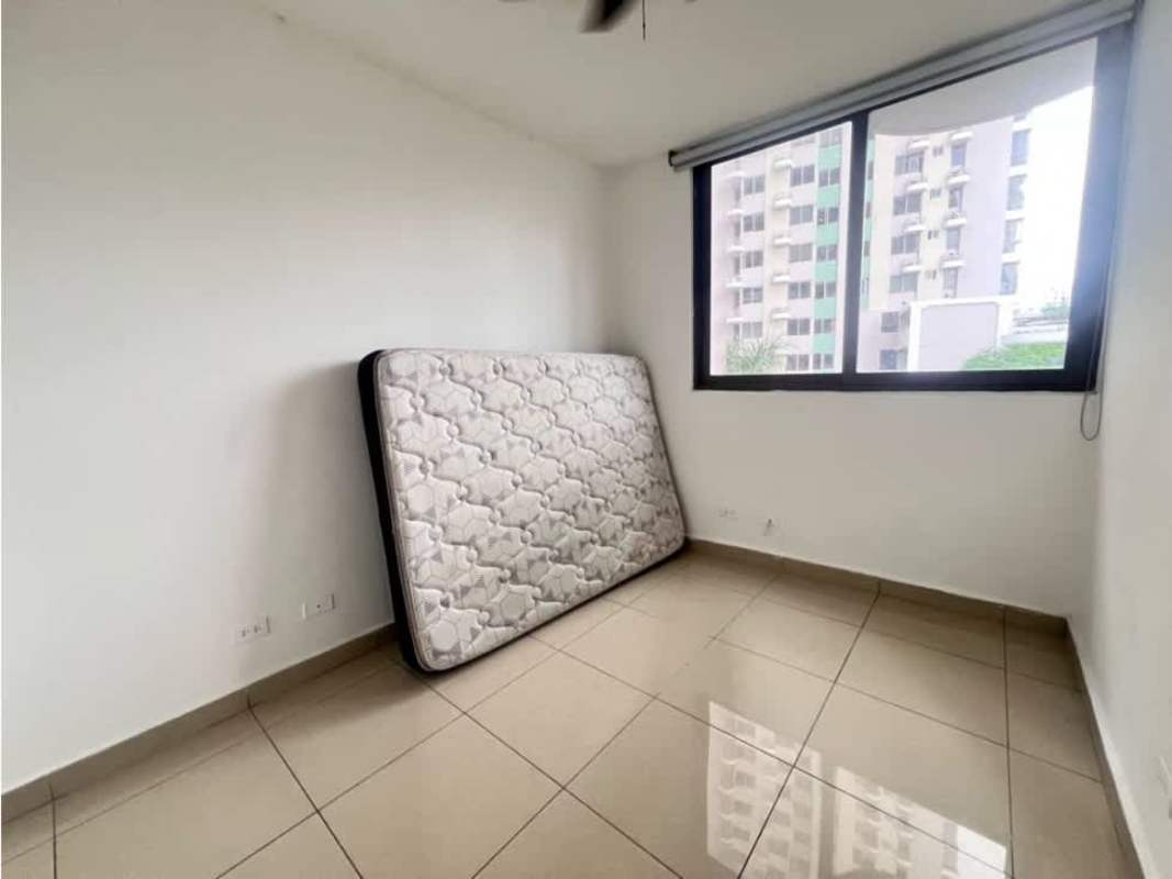 Secondary bedroom with large window, closet and tiled floor San Francisco Bay Panama