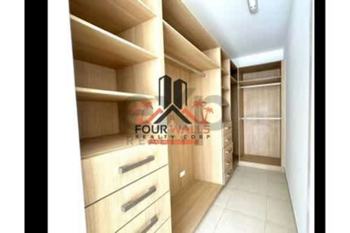 Bright bathroom with modern vanity, mirror and glass shower PH White Tower Panama